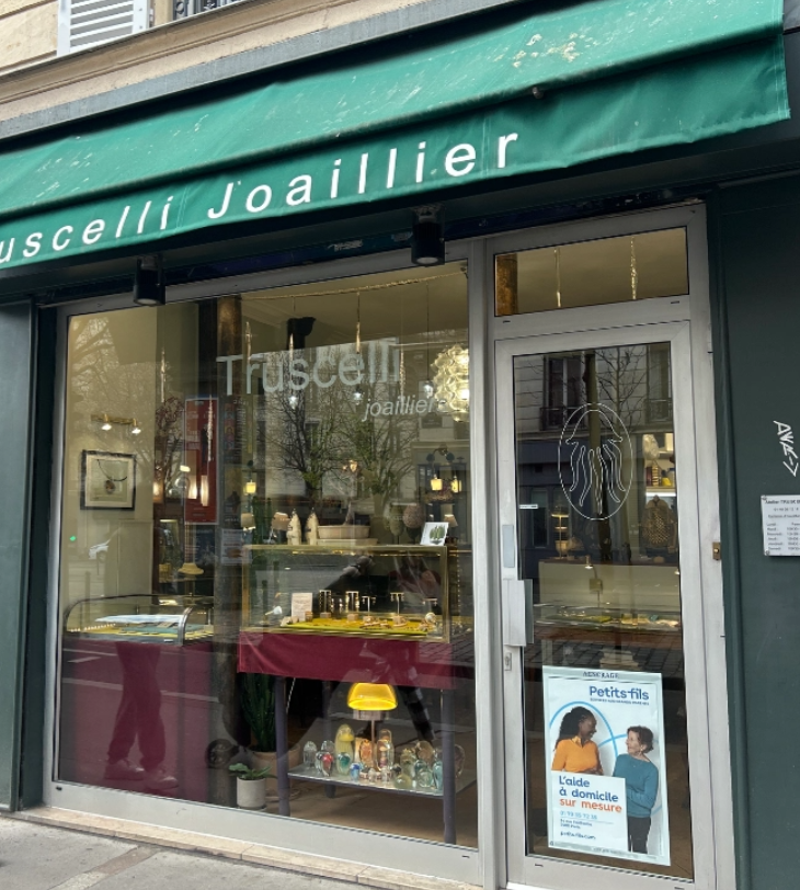 Affiche publicitaire diffusée dans un commerce de proximité
